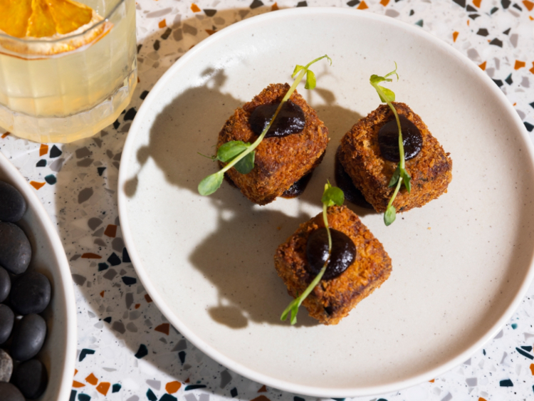 Quello Bar slider image