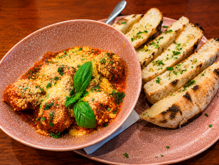 Maurizio Pizzeria slider image