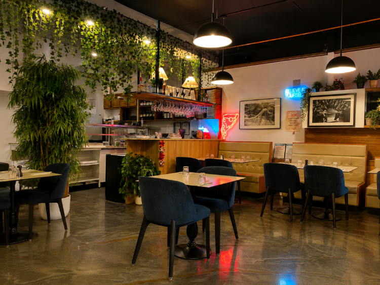 La Q Woodfire Pizza & Italian Restaurant slider image