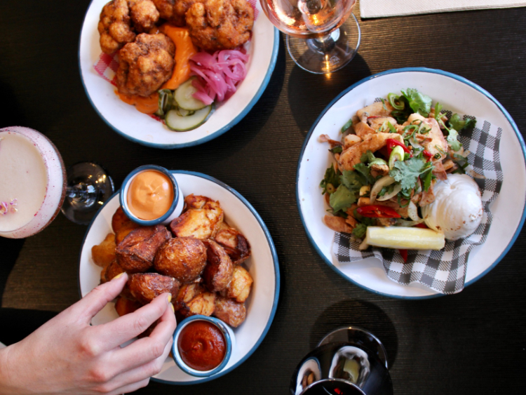 Green Man's Arms Bar & Restaurant slider image