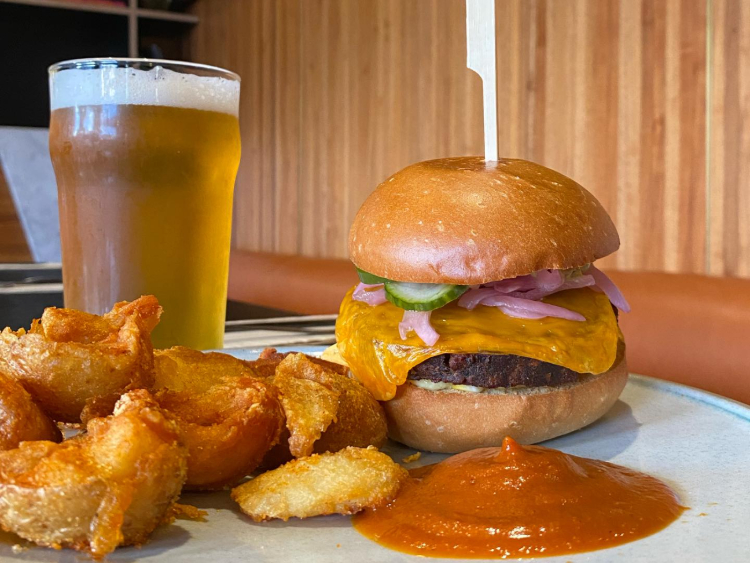 Green Man's Arms Bar & Restaurant slider image