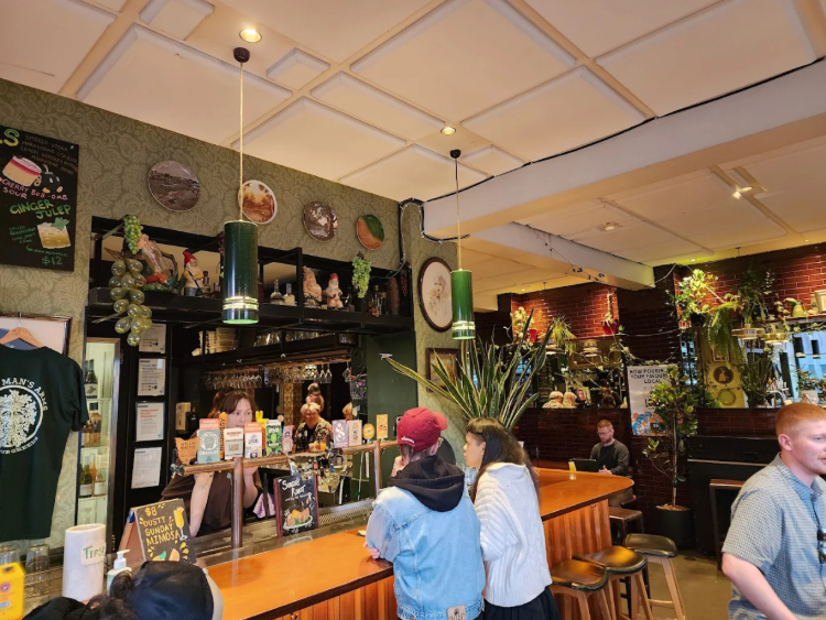 Green Man's Arms Bar & Restaurant slider image