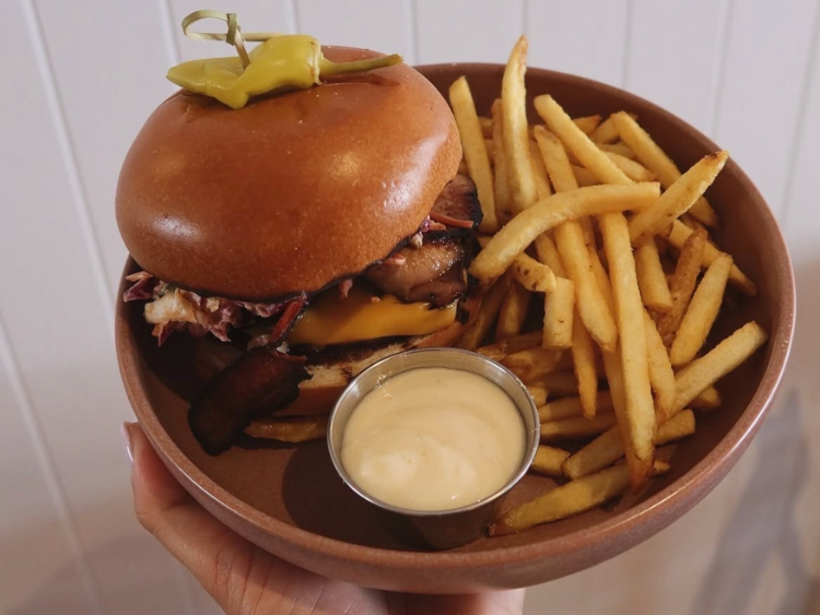 Salty's Nobby Beach slider image