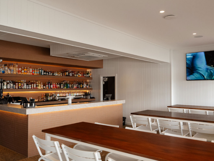 Salty's Nobby Beach slider image