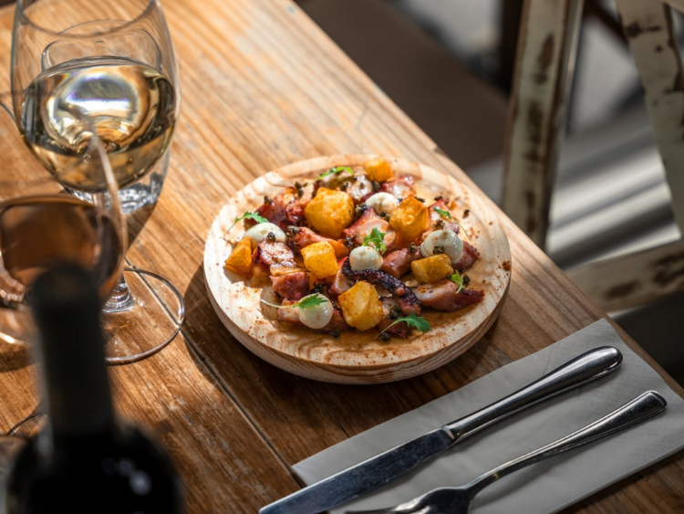 La Farola Cafe & Bistro slider image