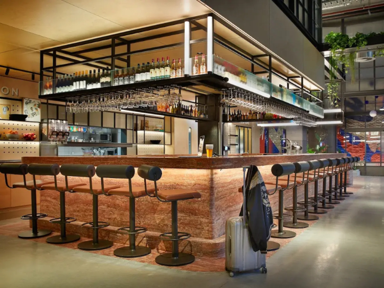 Bar Moxy slider image