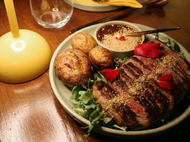 Henley's Cocktail Bar & Kitchen slider image