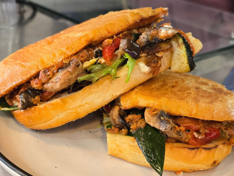 The White Rabbit Cafe, Bar and Grill slider image