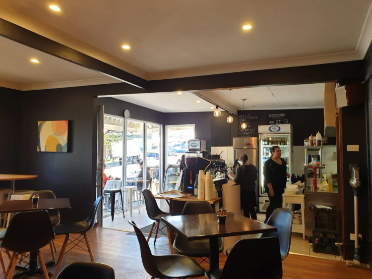 The White Rabbit Cafe, Bar and Grill slider image