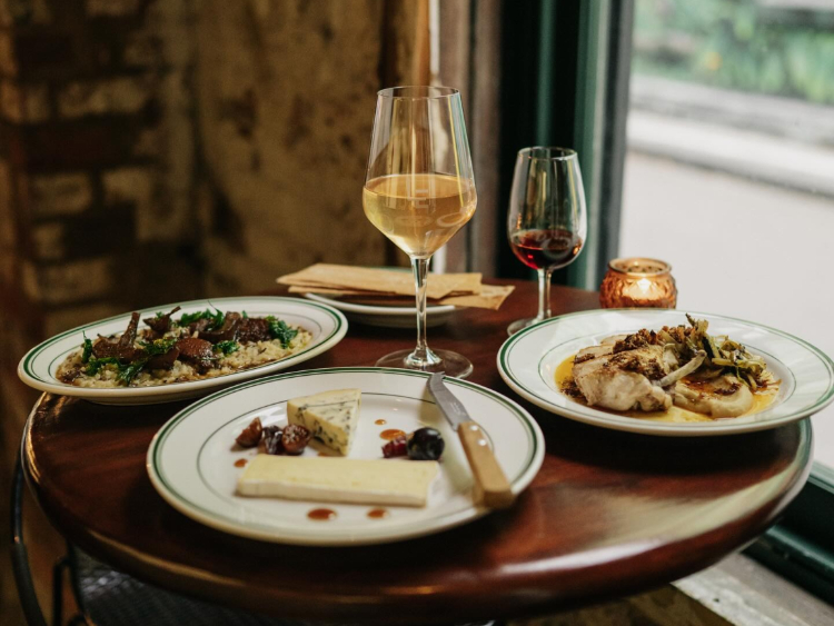 Lane's Edge Wine Bar slider image