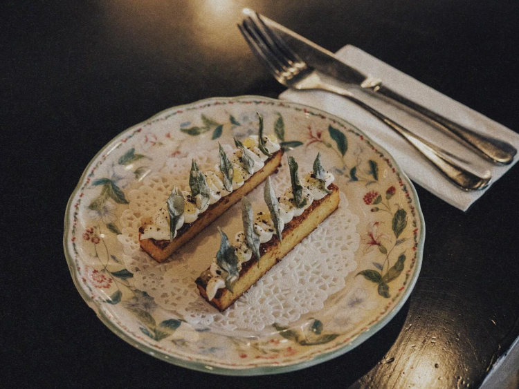 Lane's Edge Wine Bar slider image