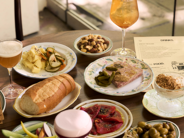 Lane's Edge Wine Bar slider image