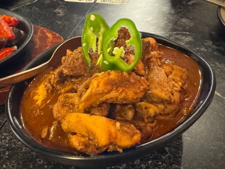 Ceylonia slider image