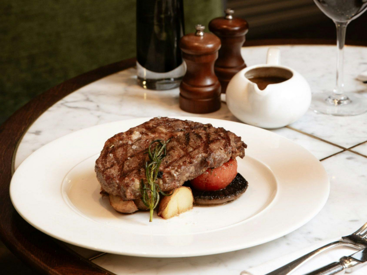 Dining Room at the Guardsman Buckingham Gate slider image