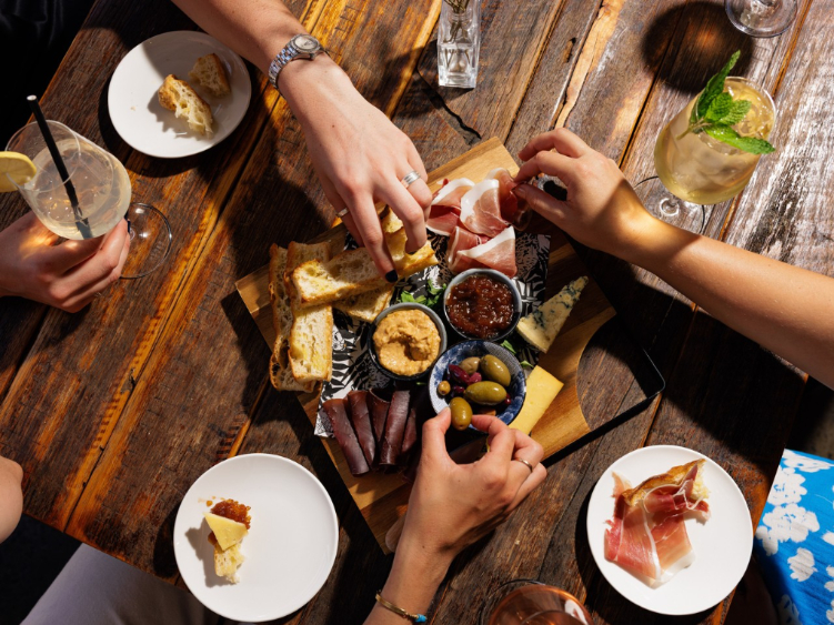 Holly's Bar & Kitchen slider image