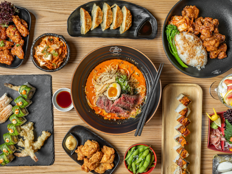 Maki & Ramen slider image