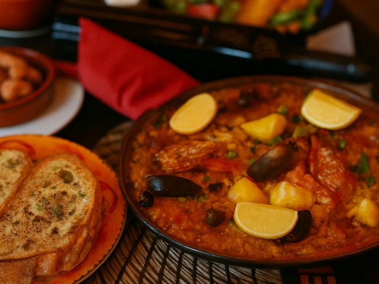 Lola Tapas & Wine - Restaurant Oval slider image