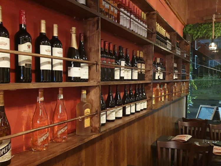 Lola Tapas & Wine - Restaurant Oval slider image