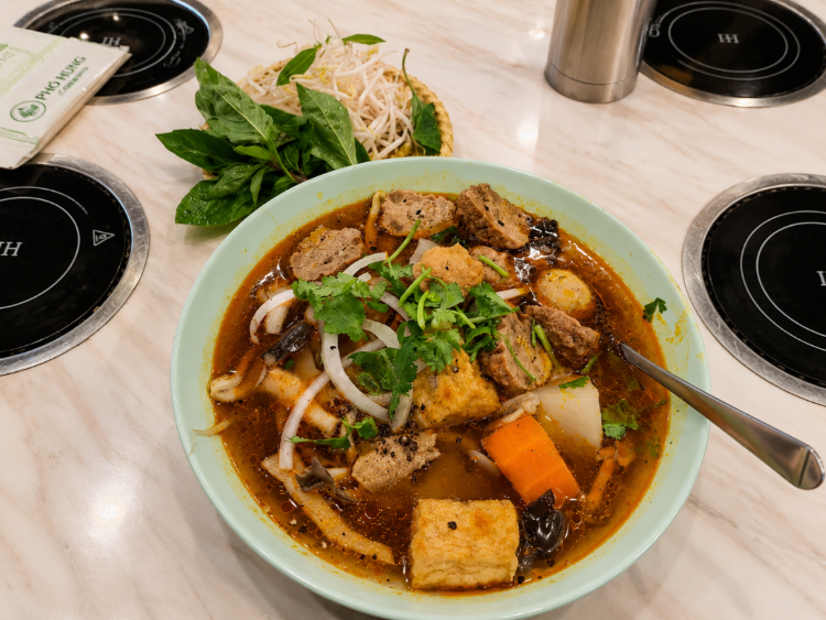 Selina Hoang Lan Tinh Chay slider image