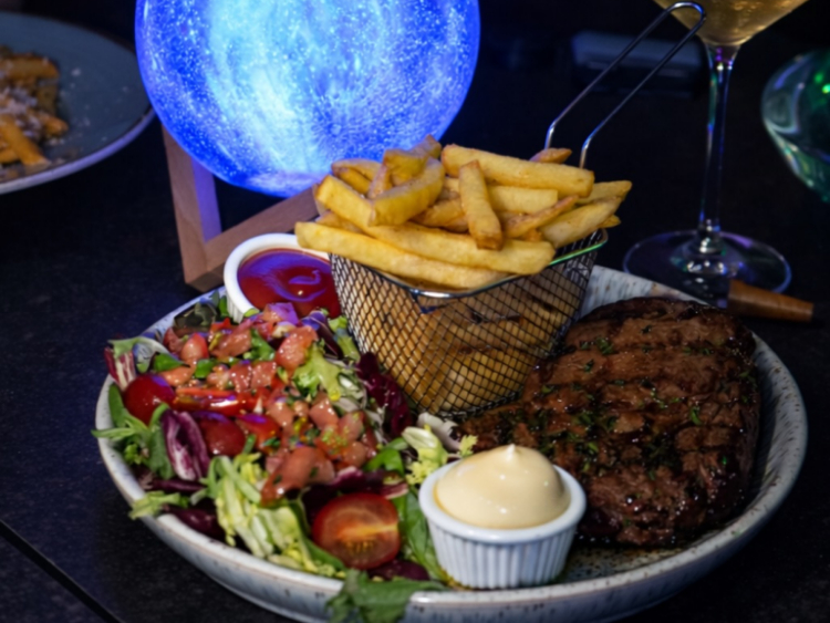 Moon Resto Lounge slider image