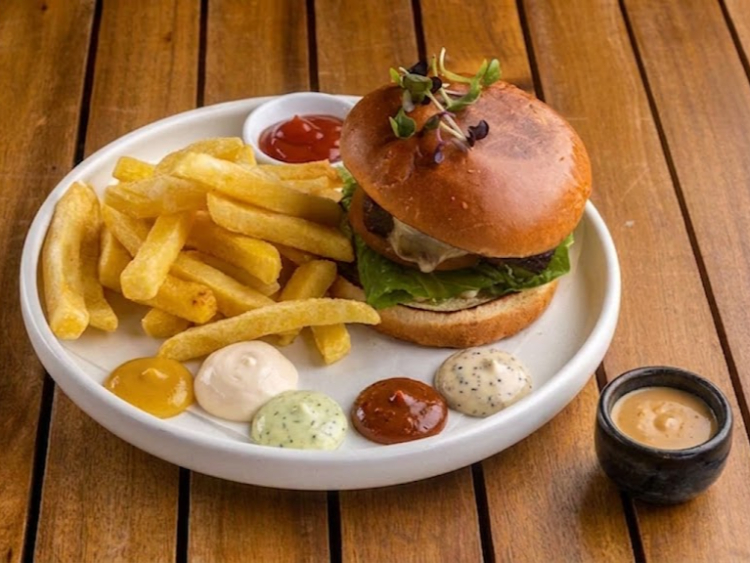 Intruders Cafe Bar & Eatery slider image