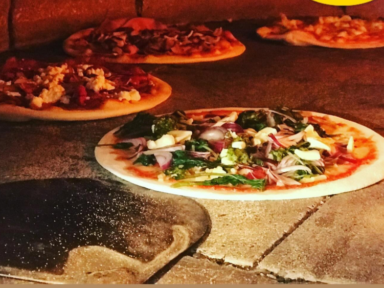 Pazza Pizza slider image
