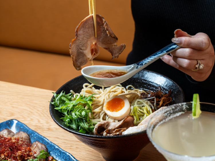 IKI Dining slider image