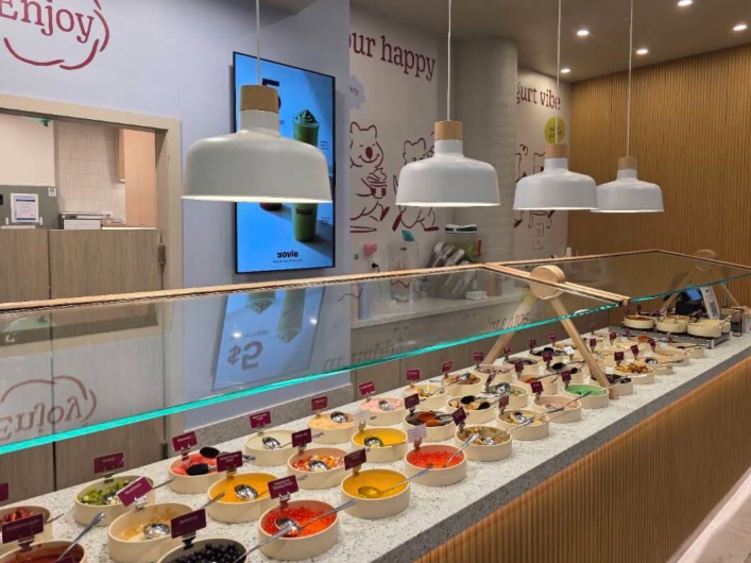 Yovie Frozen Yoghurt & Matcha slider image