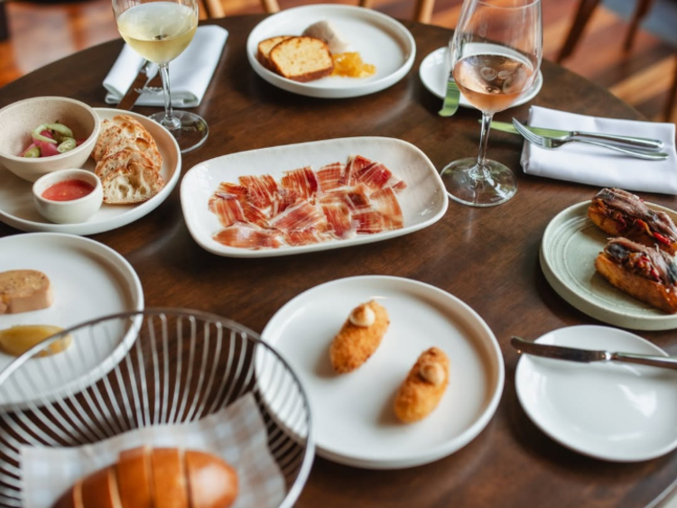 Herve's Restaurant and Bar slider image