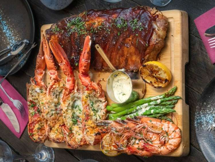 Dell Boyz American Diner & Bar slider image