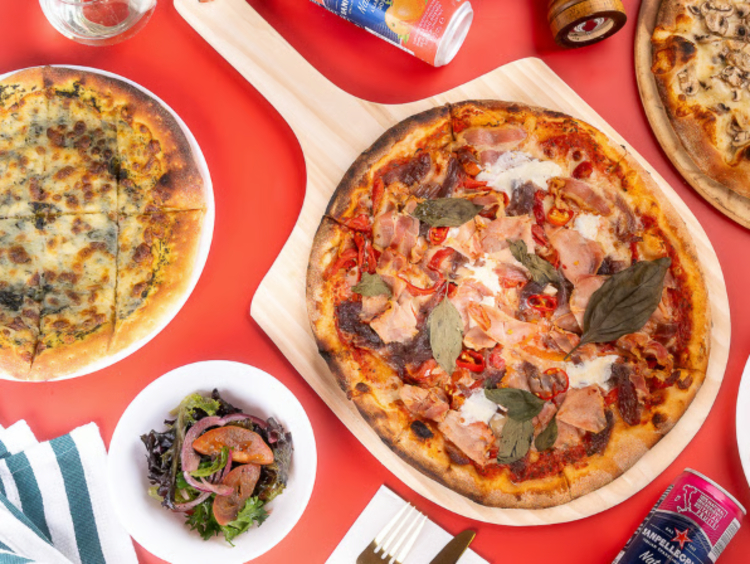 Pazza Pizza slider image
