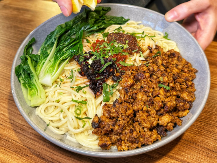 Everest MoMo Station slider image