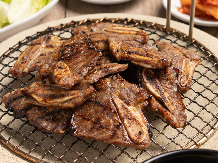 Seoul Table by Gami slider image